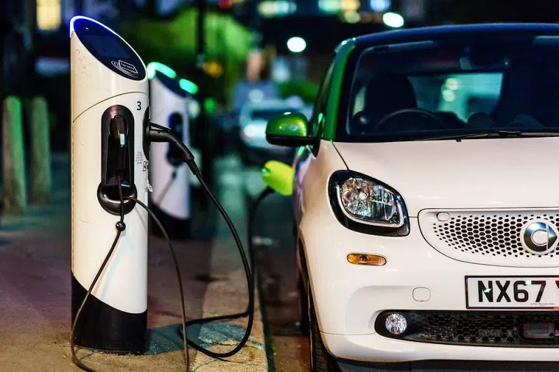 Comment recharger sa voiture électrique sans abonnement