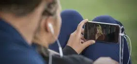 Un couple qui regardent un smartphone