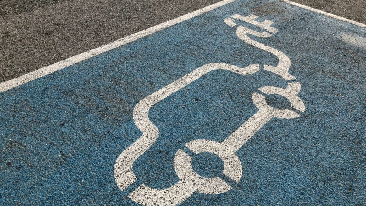 Hybride ou électrique : comment choisir le véhicule qui vous convient ?